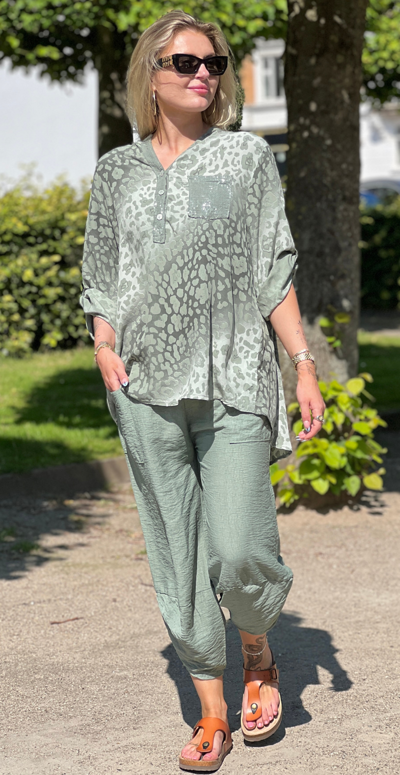 Karla bluse med leopardprint og pailletdetaljer khaki LikeLondon