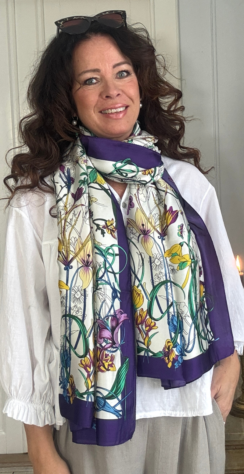 Silketørklæde med blomster og små sommerfugle mørk lilla LikeLondon