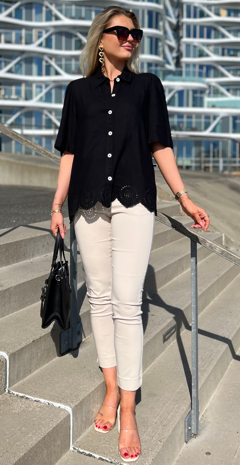 Linus hørbluse med broderi sort