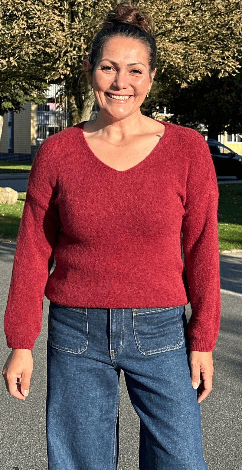 Cara uld strik med V-hals bordeaux LikeLondon By Christina