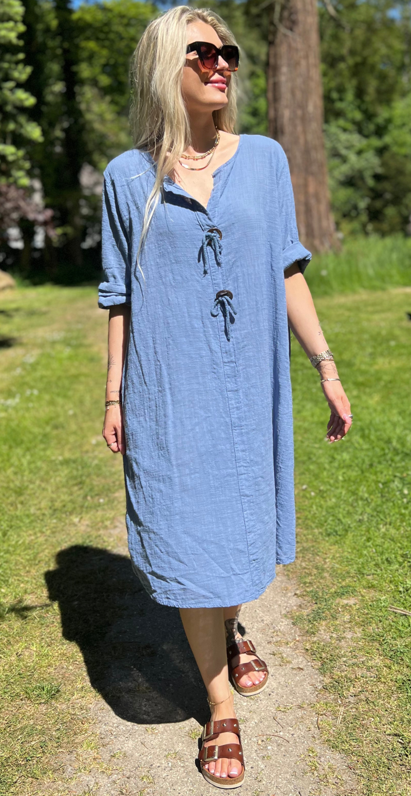 Shirley kjole med træknap og snørre denim LikeLondon