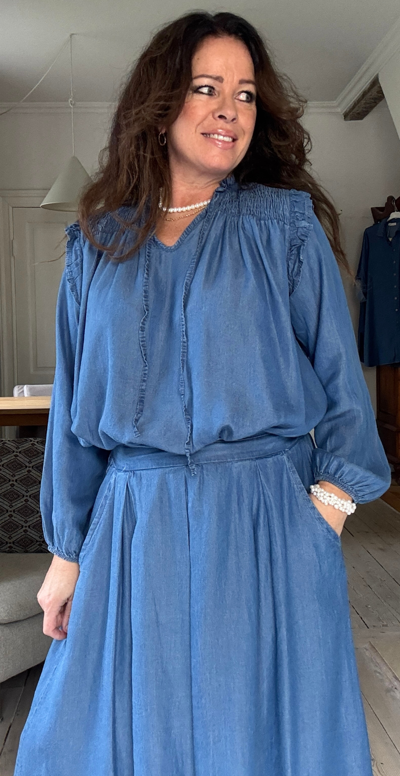 Elma denim bluse med flæsekant medium jeans LikeLondon
