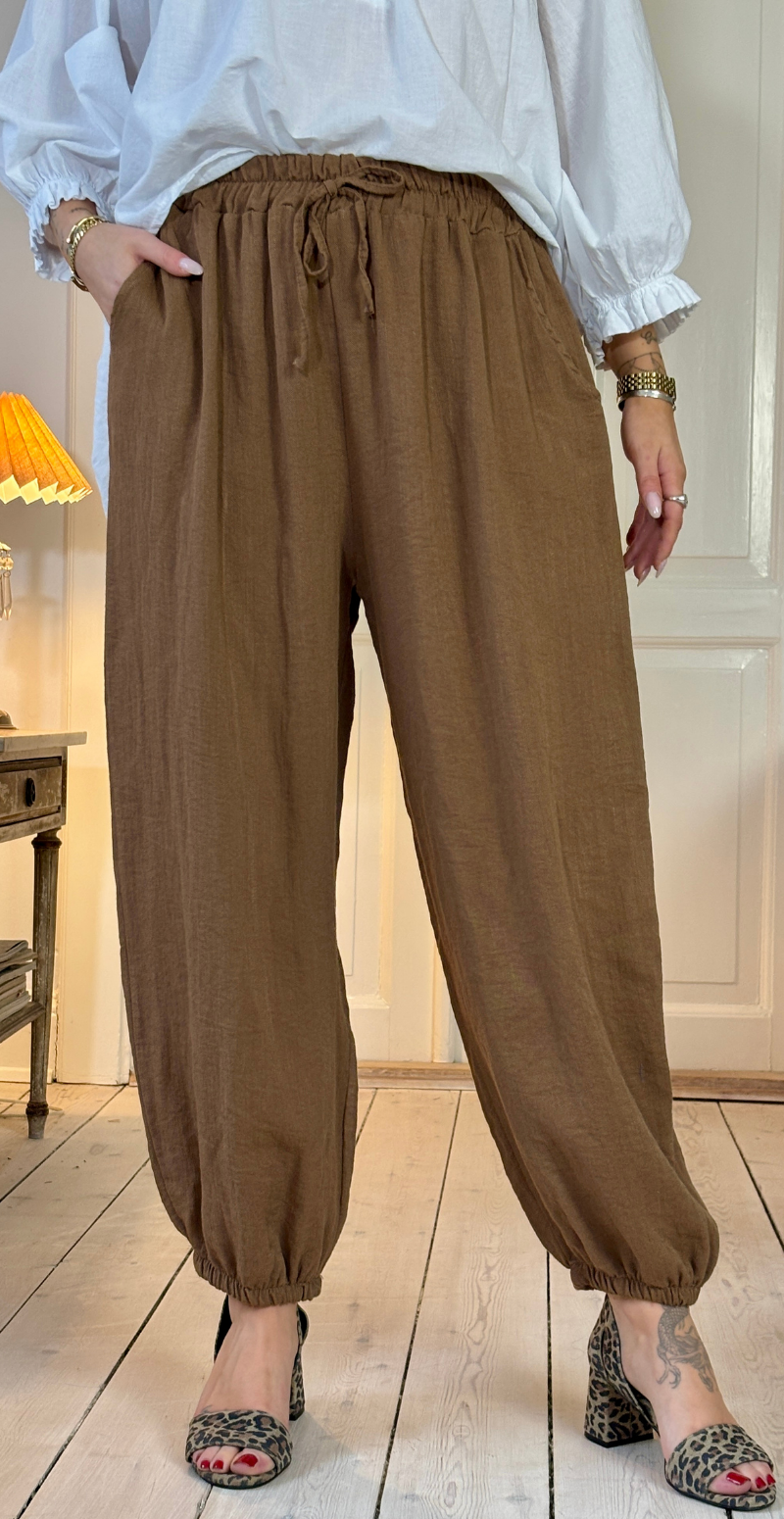 Marietta bukser med bindebånd i taljen og elastik i benene noce LikeLondon