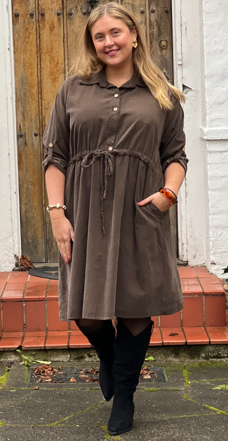 Silvia fløjlskjole med snøre i taljen brun LikeLondon