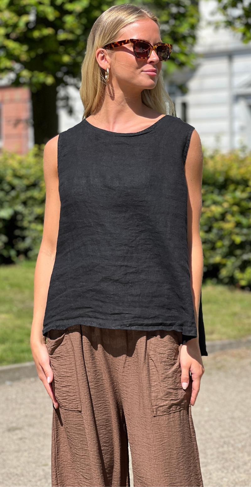 Evie hørbluse med knapper på ryggen sort LikeLondon