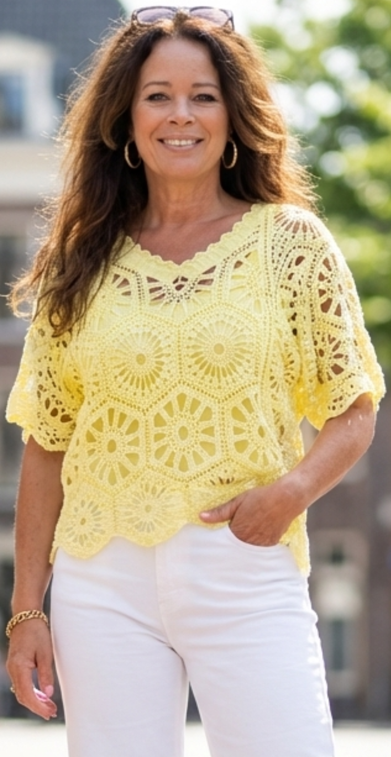 Cajsa hæklet bluse med v-hals og indertop gul LikeLondon