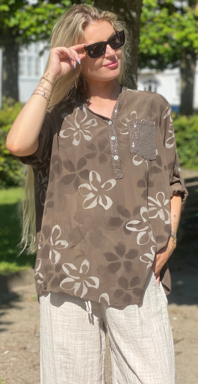 Karla bluse med blomsterprint og pailletdetaljer brun LikeLondon