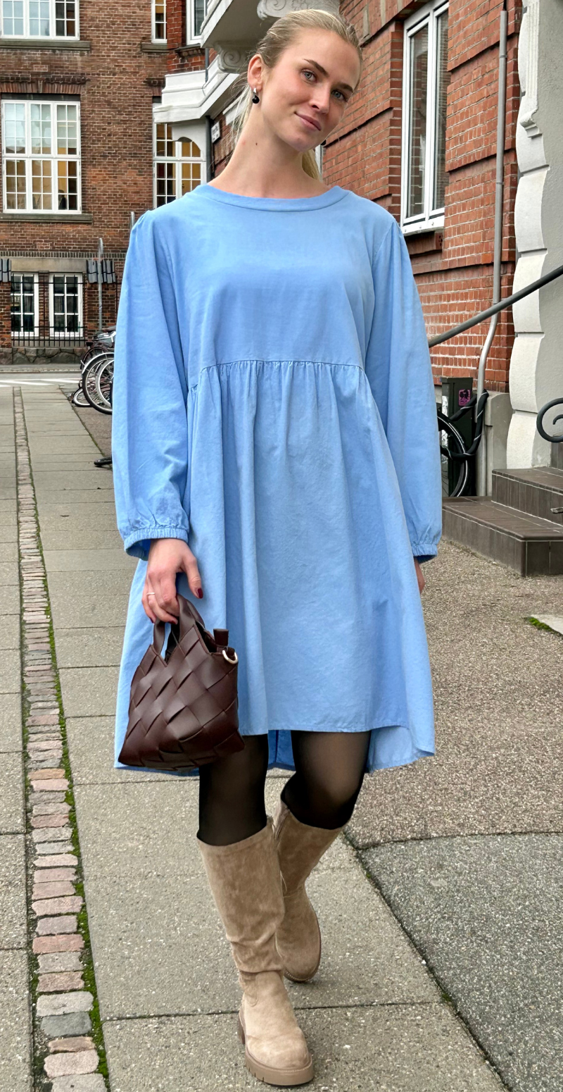 Ava fløjlskjole med ballonærmer sky LikeLondon