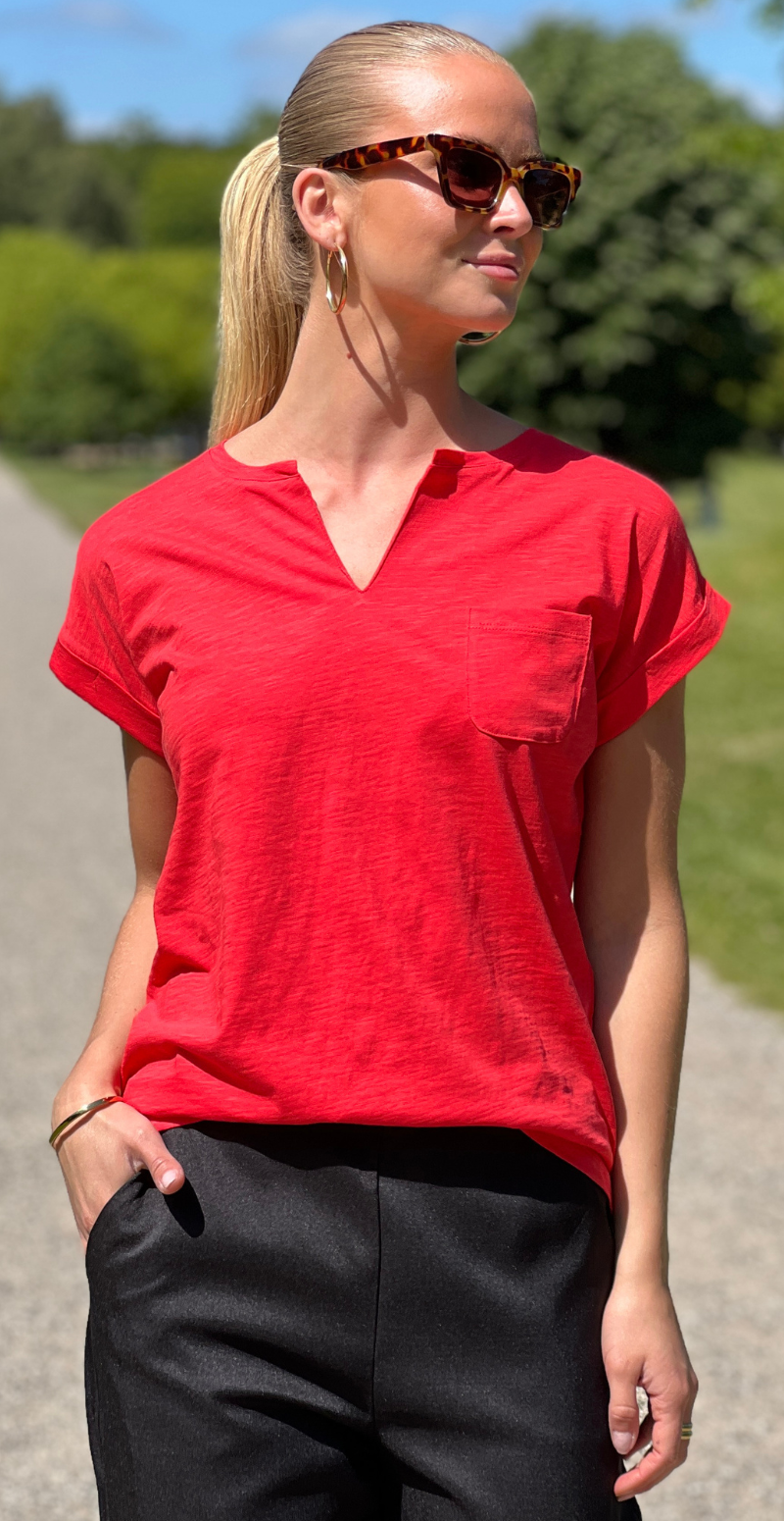 Viva T-shirt med v-hals og lomme bittersweet
