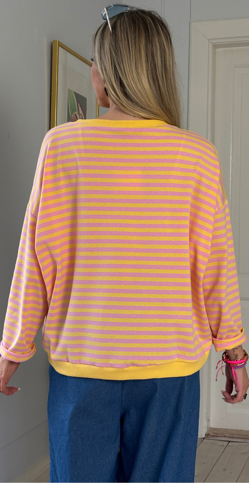 Zenia bluse i oversized pasform med striber pink/gul LikeLondon