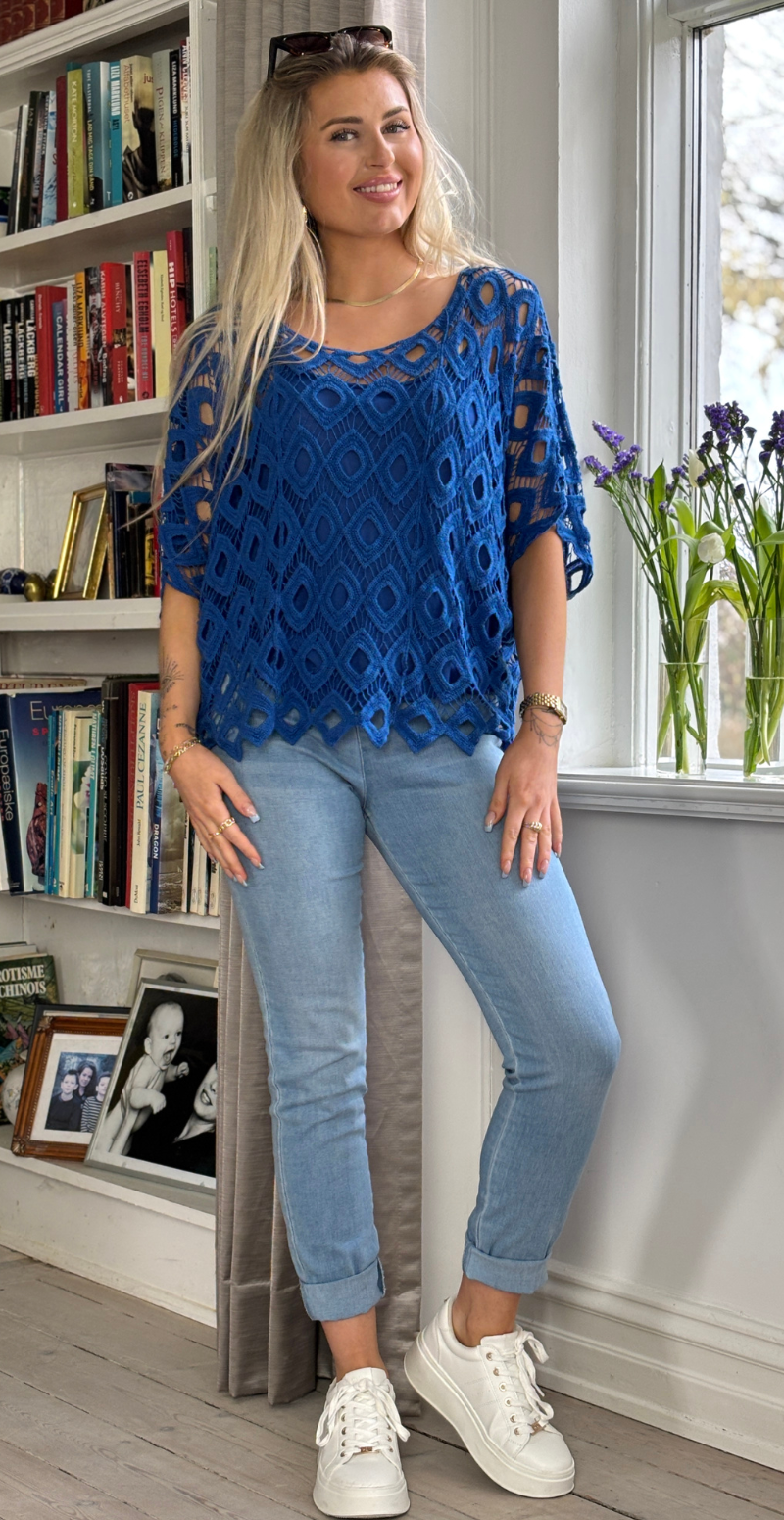 Michela hæklet bluse med indertop royalblue LikeLondon