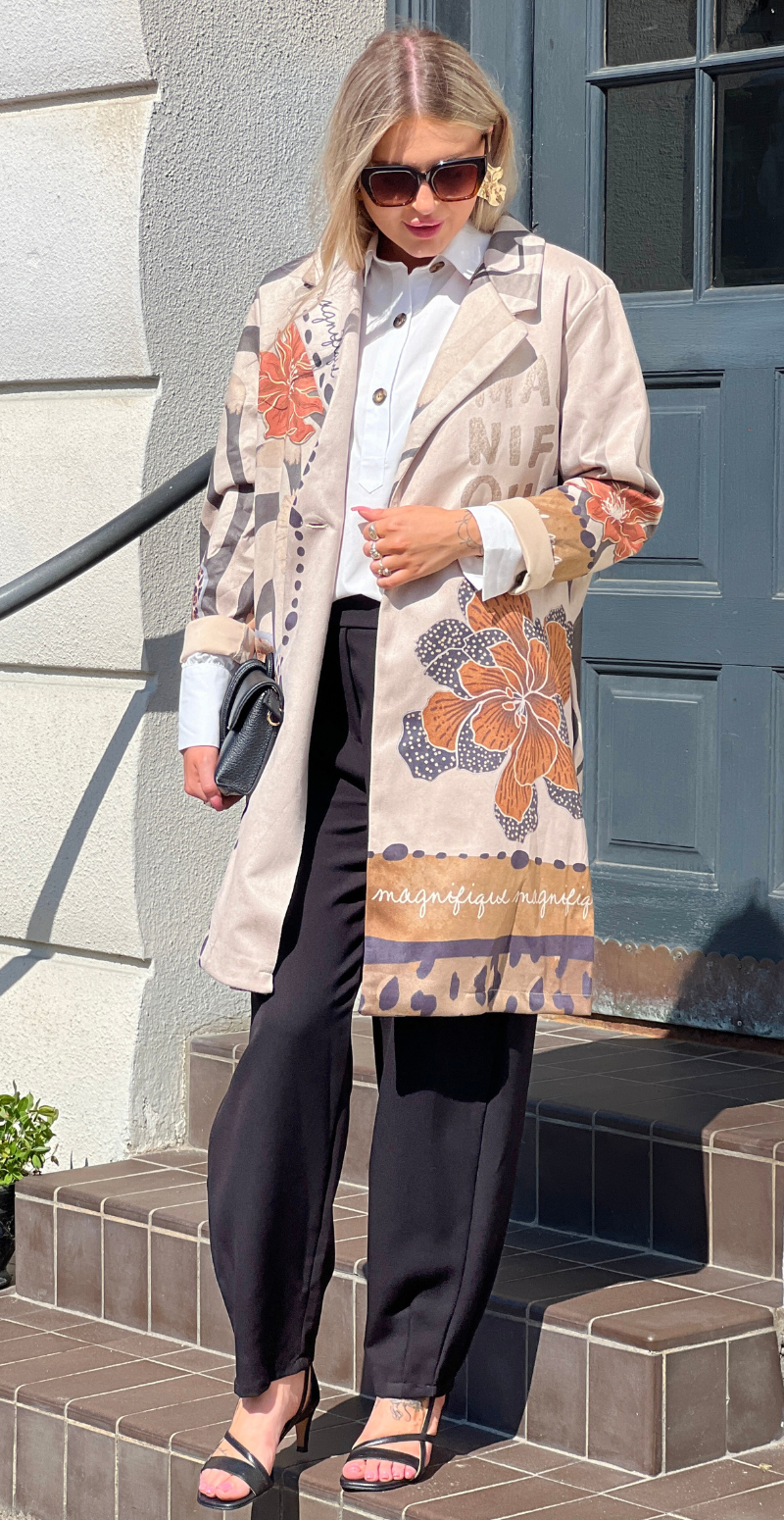 Katie jakke med store blomster manifique khaki LikeLondon