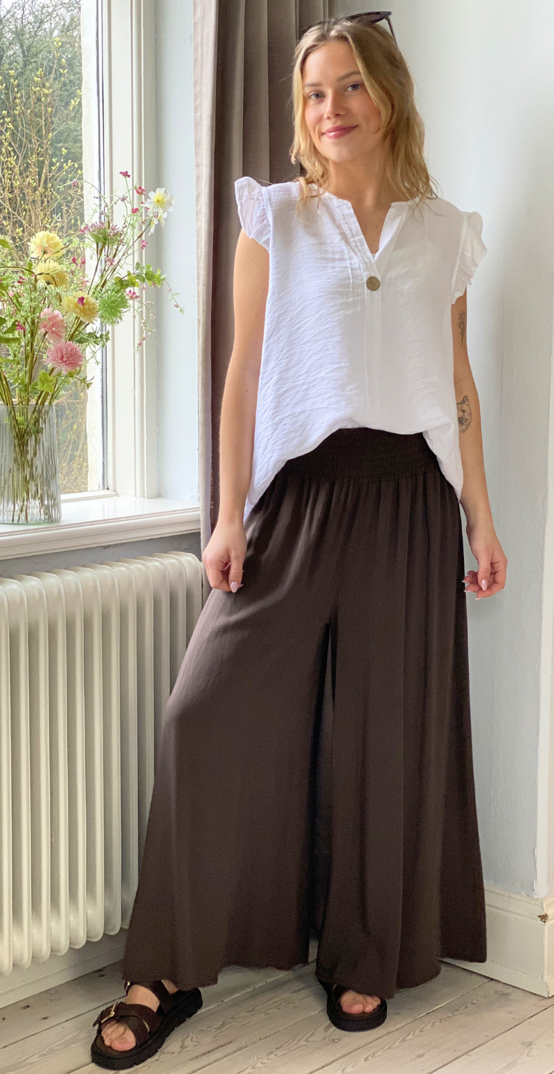 Peggy bukser med brede ben og smock brun LikeLondon