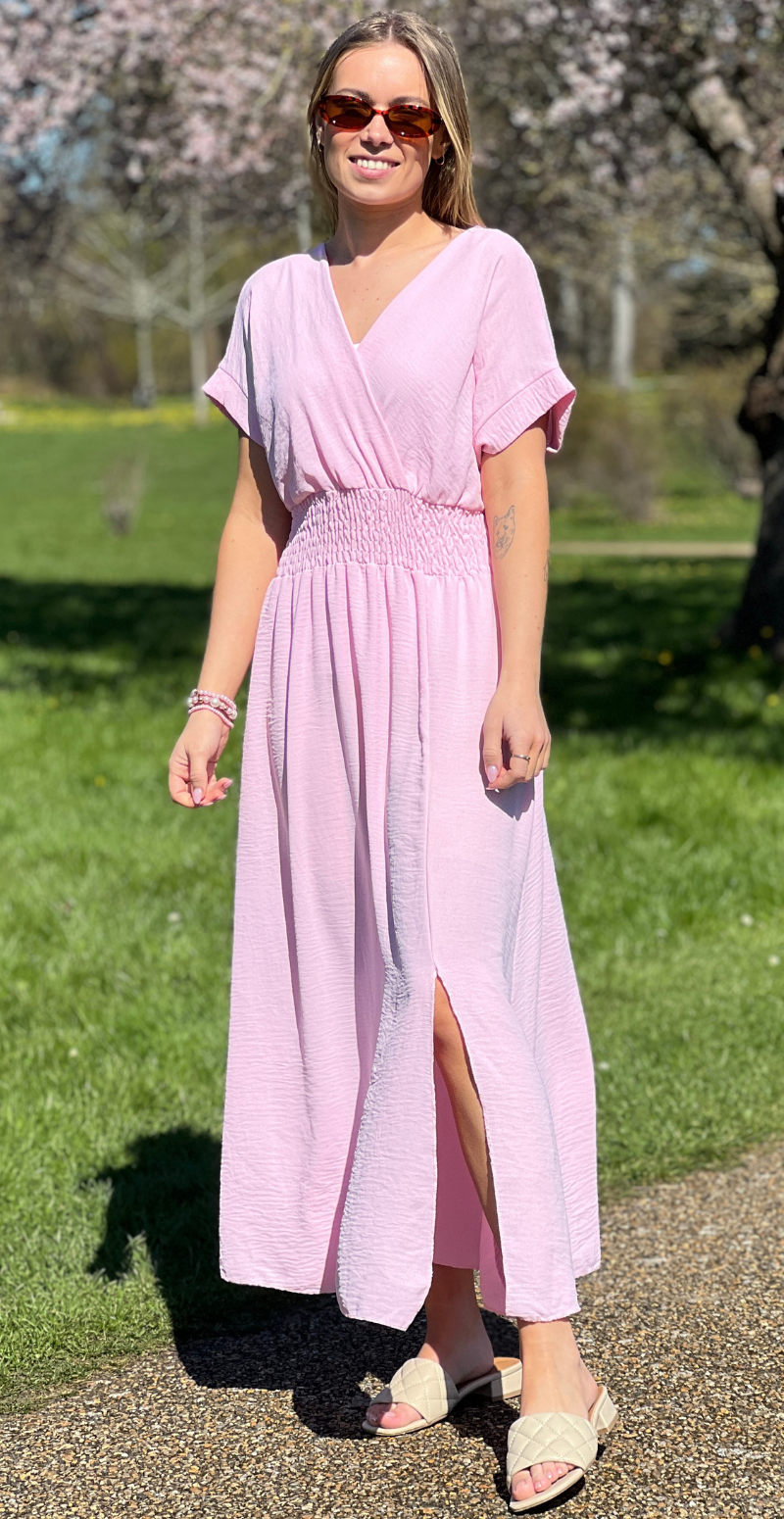 Dagny lang kjole med elastik i taljen og slids foran rosa LikeLondon
