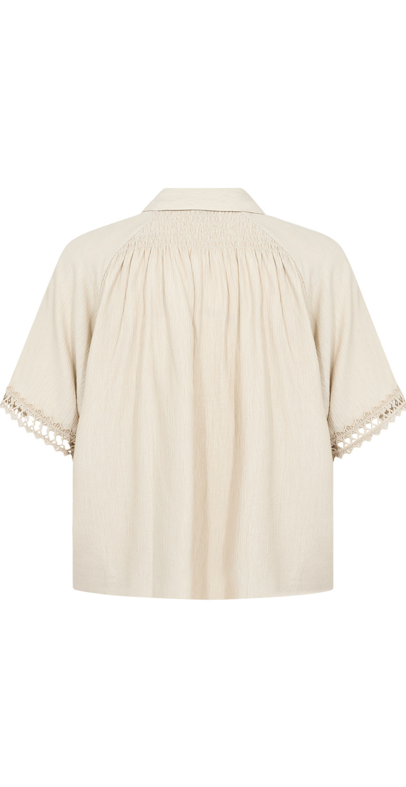 Regina skjortebluse med blondekant beige LikeLondon