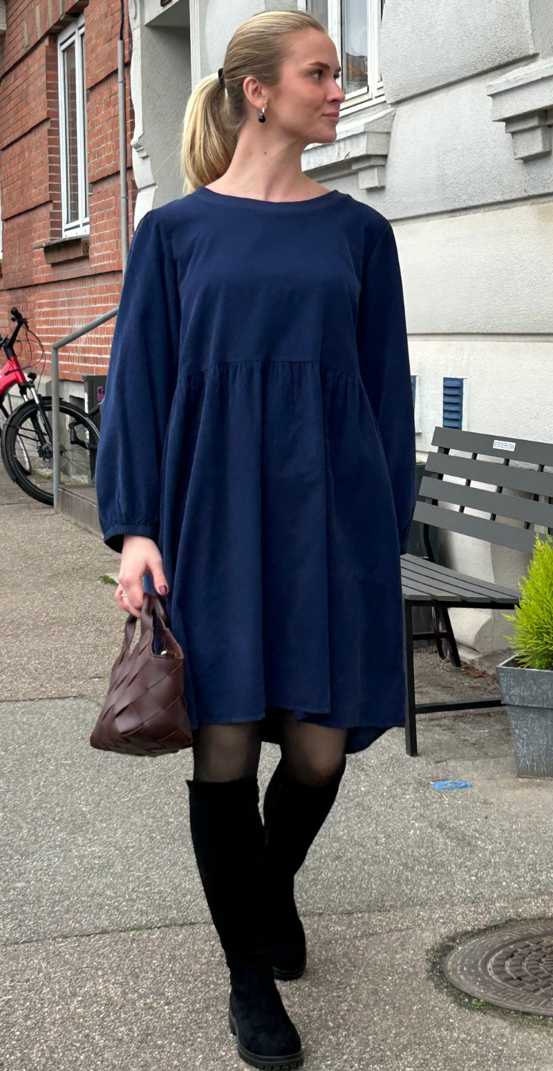 Ava fløjlskjole med ballonærmer navy LikeLondon