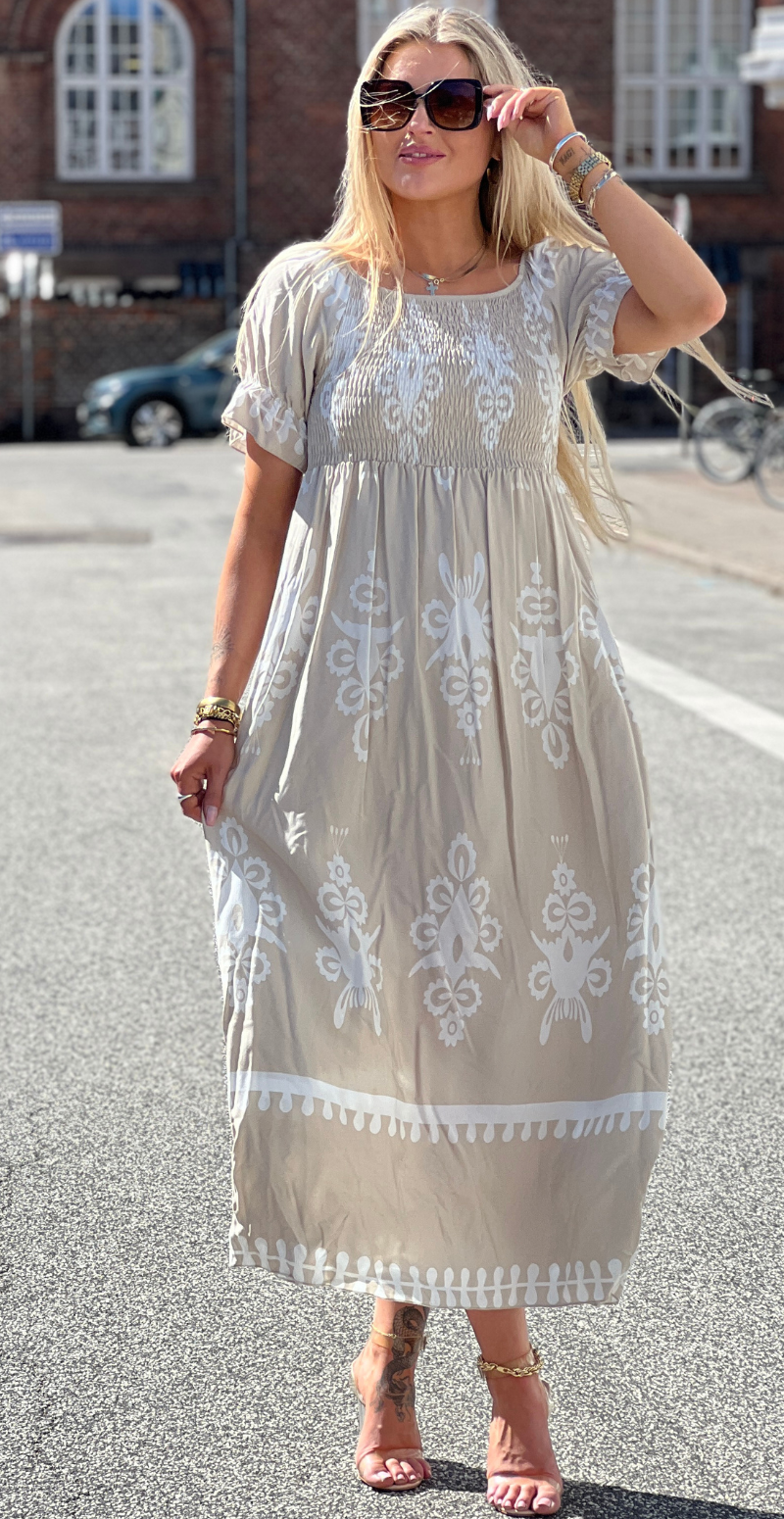 Elga lang kjole med smock og mønster beige LikeLondon