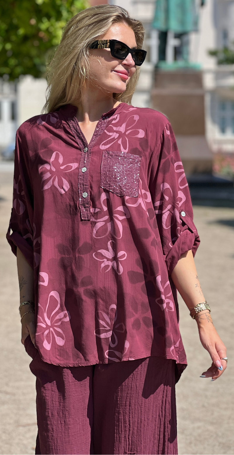 Karla bluse med blomsterprint og pailletdetaljer bordeaux LikeLondon