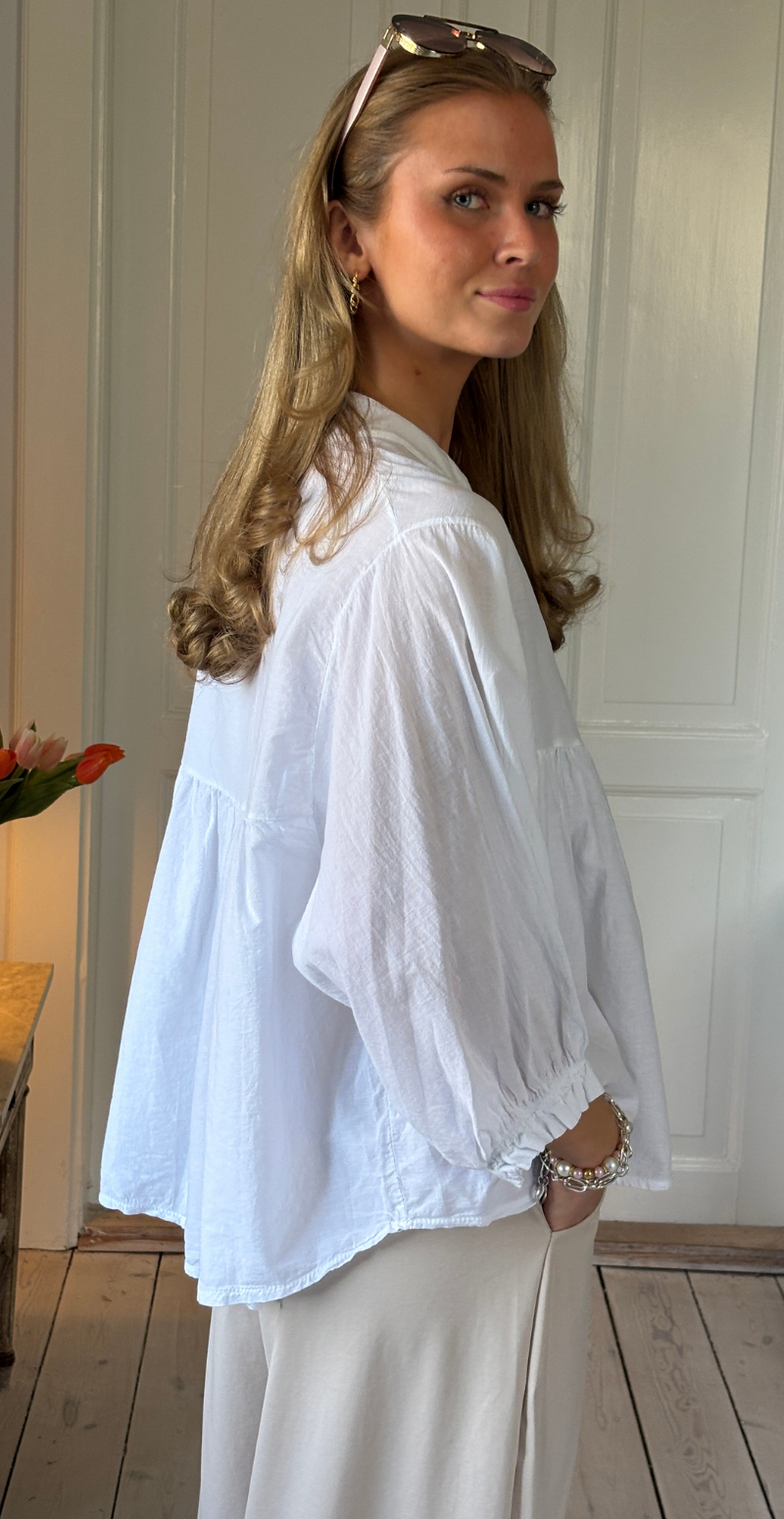 <b>Forudbestil uge 12</b> Francie bluse med knapper og ballonærmer hvid LikeLondon