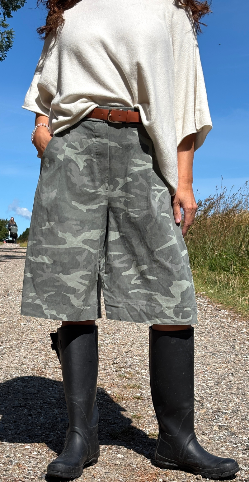 Emma bermuda shorts med camouflage og bælte khaki LikeLondon