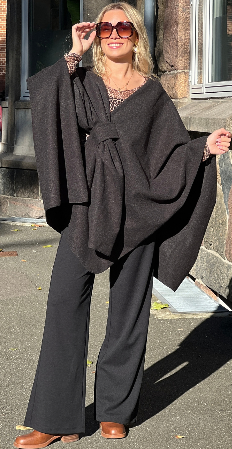 Aya poncho med knudedetalje og flagermusærmer sort LikeLondon