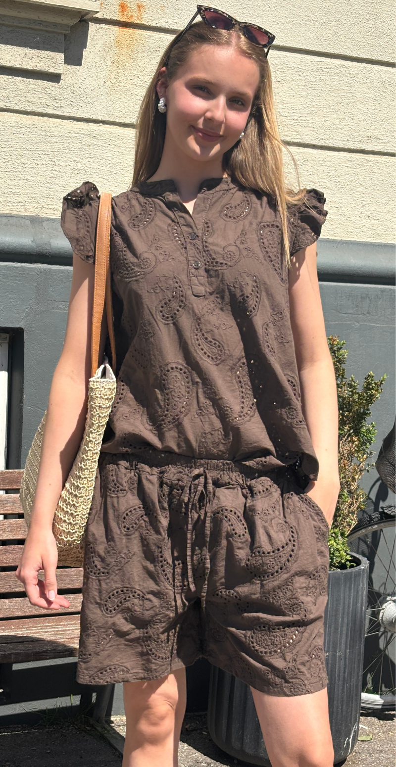 Isobel shorts med broderi anglaise og skrålommer brun LikeLondon