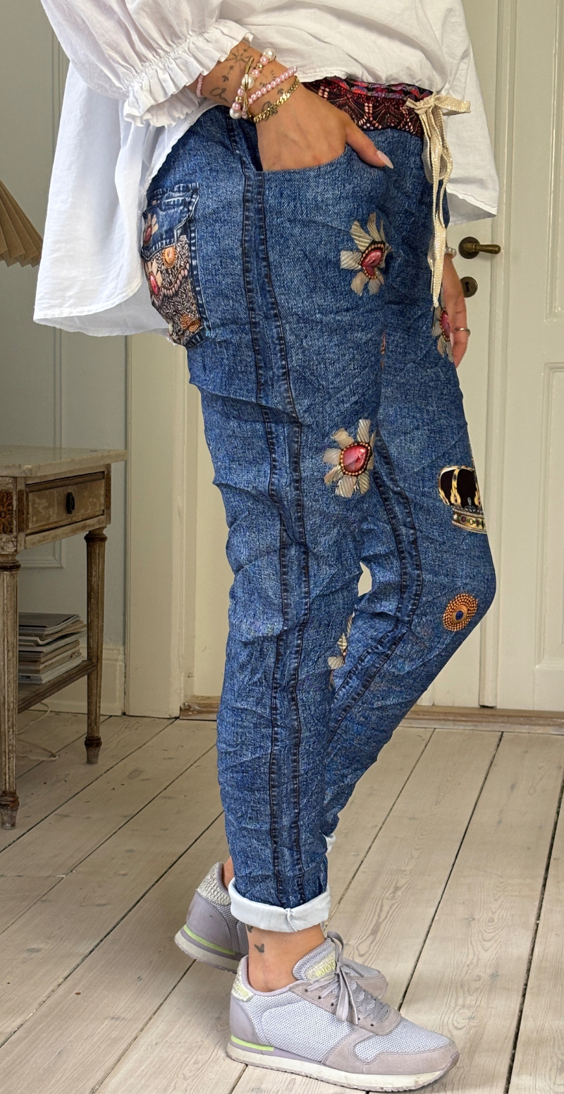 Forudbestil uge 8 Sisse bukser i denimlook med kongekrone Likelondon