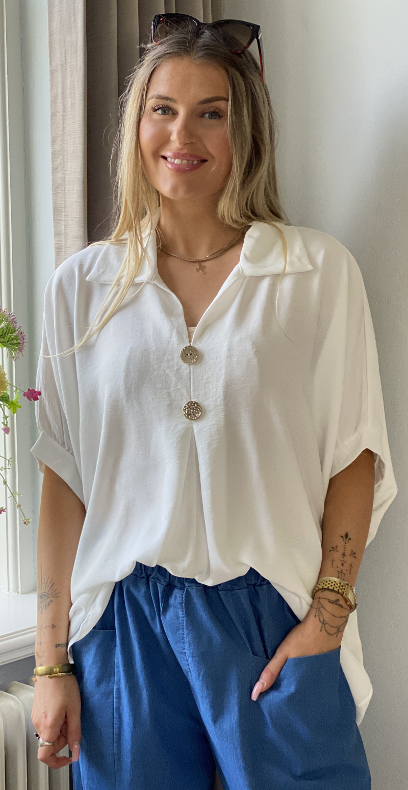 Lizzy bluse med krave og guldknapper hvid LikeLondon
