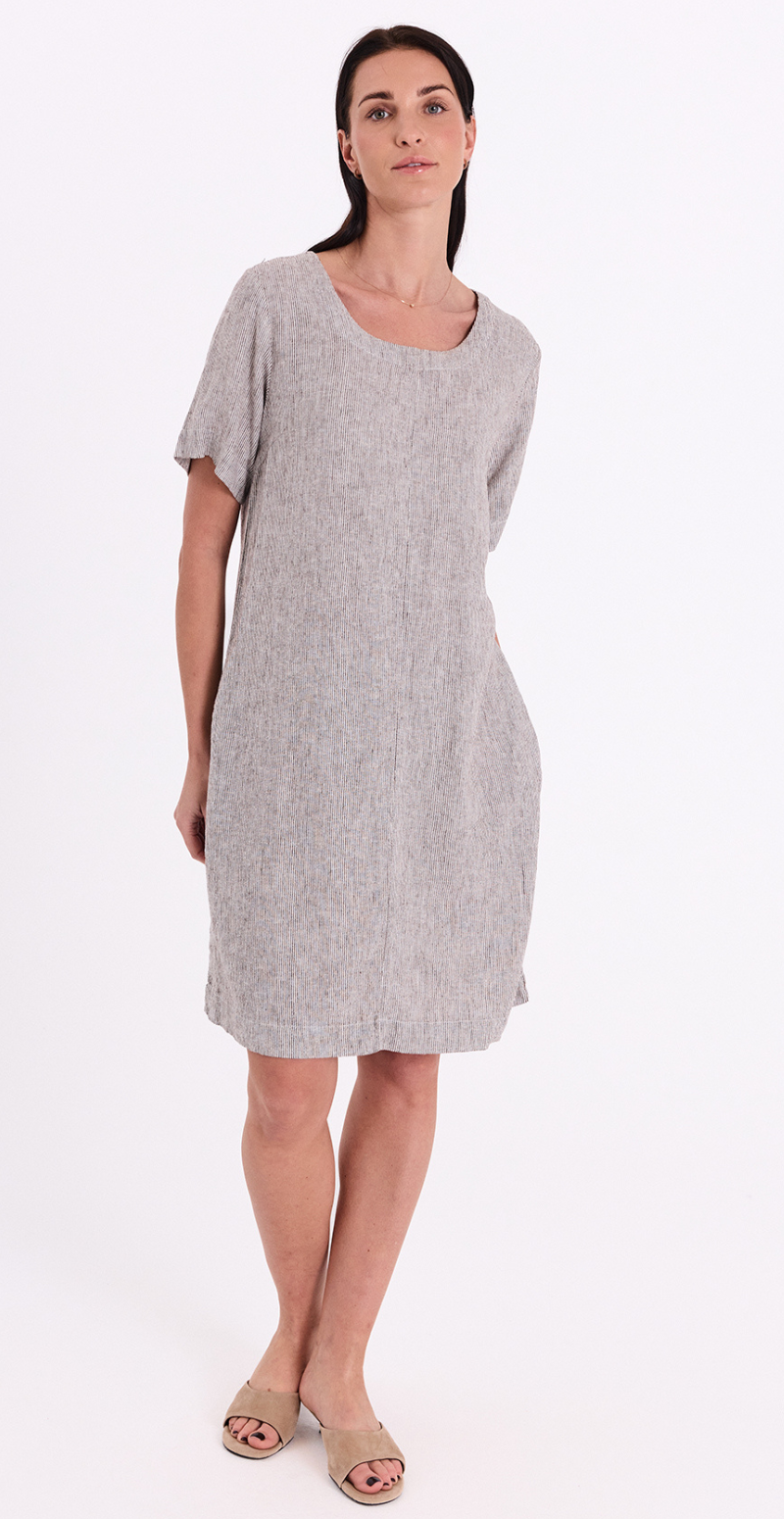 Lava hørkjole med lommer og knapdetalje coffee bean w. star off-white Freequent