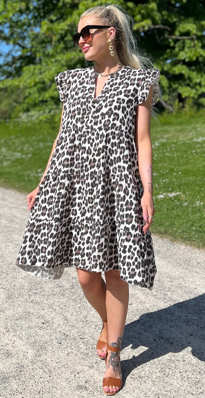 Fransiska kort kjole med peplum og leopard print sort LikeLondon