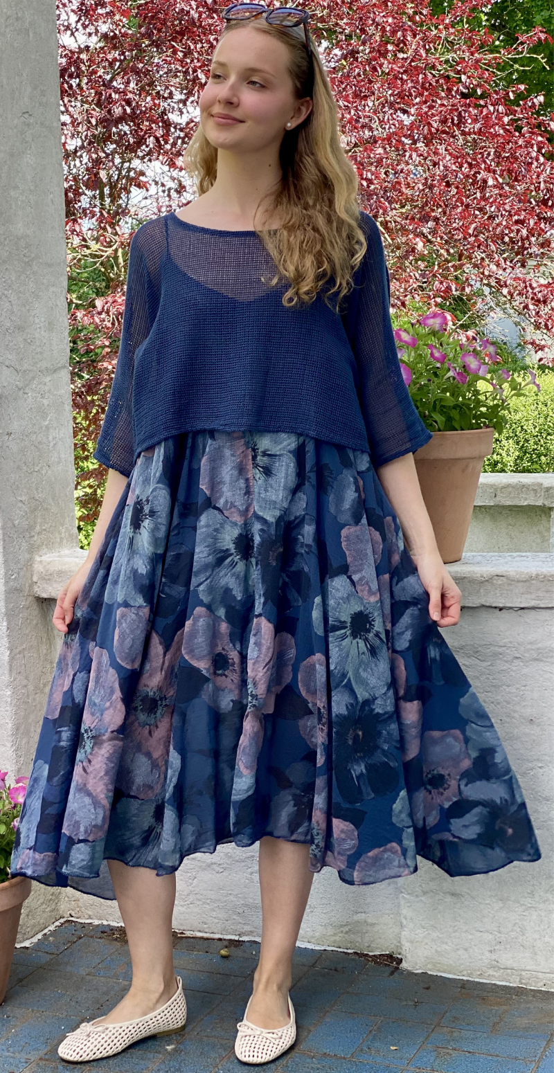 Ophelia kjole med blomsterprint og tynde stropper med tilhørende bluse navy LikeLondon