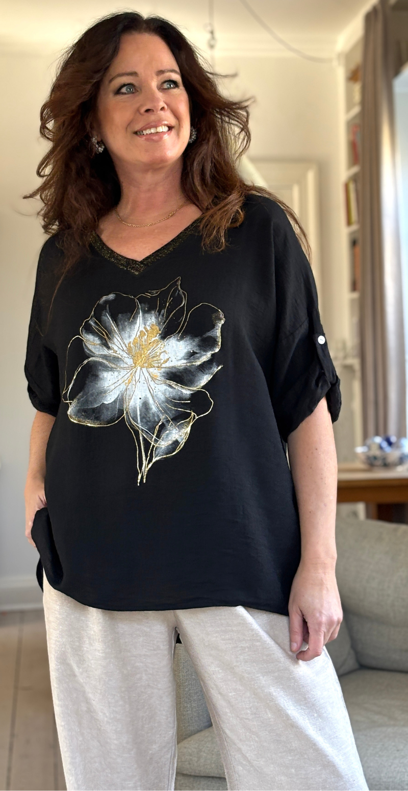 Katinka bluse med v-hals og blomstermotiv sort LikeLondon