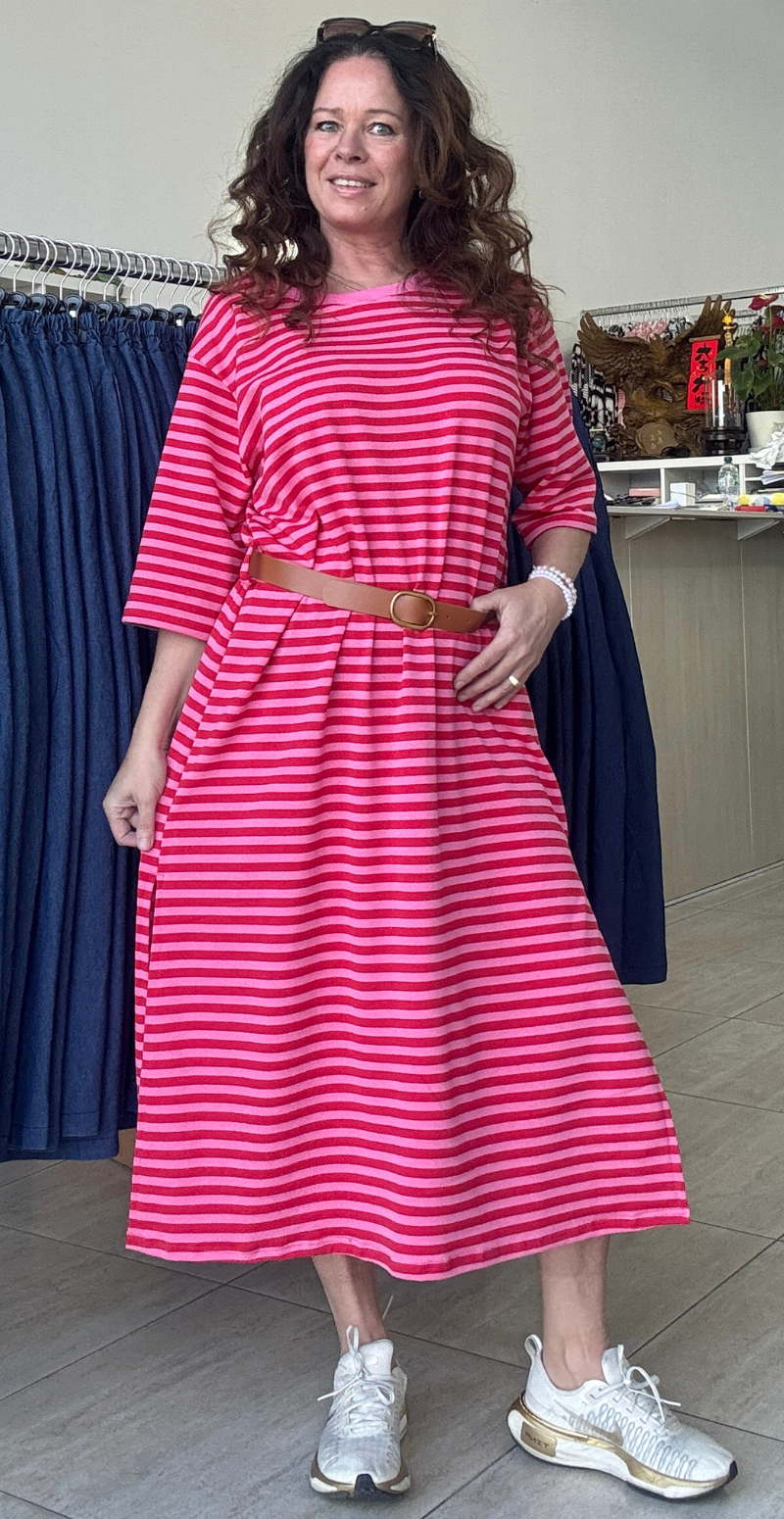 Zenia kjole med striber i pink/rød LikeLondon