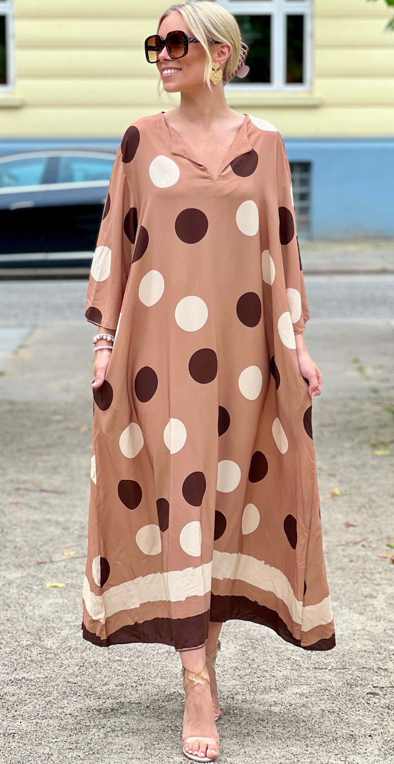 Effie lang kjole med store dots og lommer taupe LikeLondon