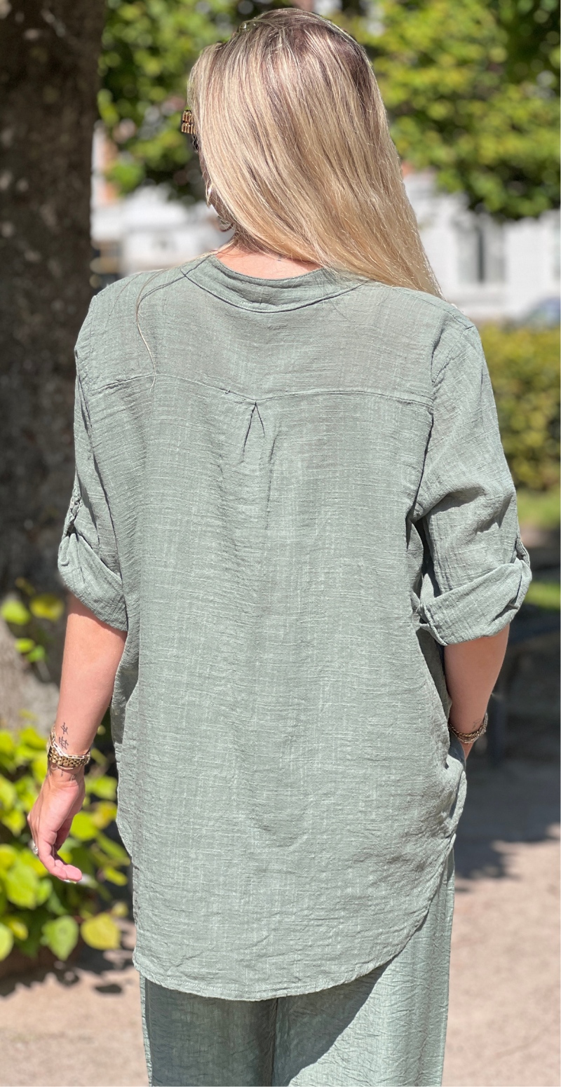 Karla ensfarvet bluse med pailletdetaljer khaki LikeLondon