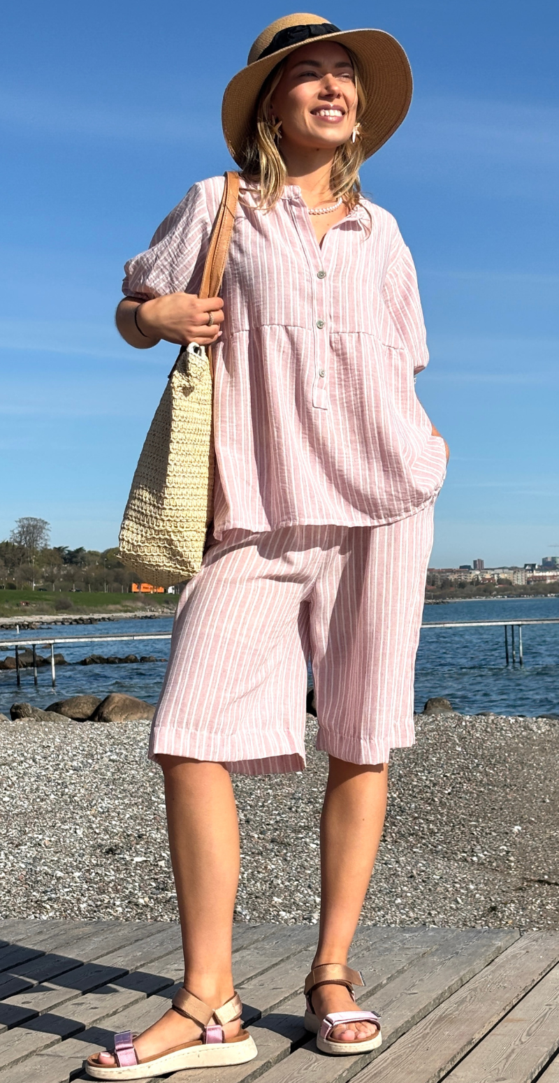Merle stribet bluse med pufærmer og stolpelukning rosa LikeLondon
