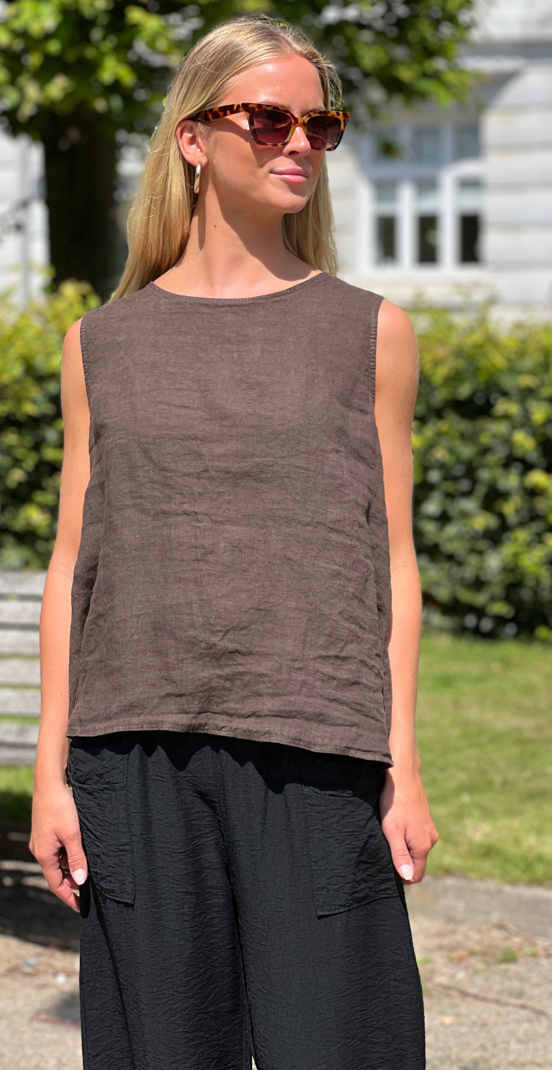 Evie hørbluse med knapper på ryggen brun LikeLondon