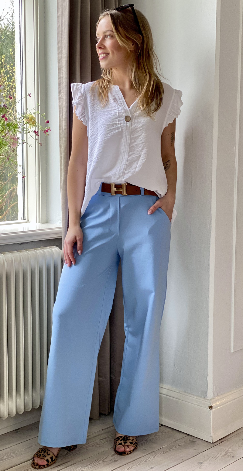 Miley bukser med skrålomme og bælte med spænde sky LikeLondon