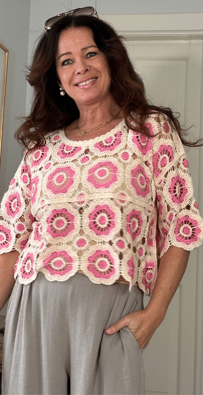 Edina kort hæklet bluse med mønster pink LikeLondon