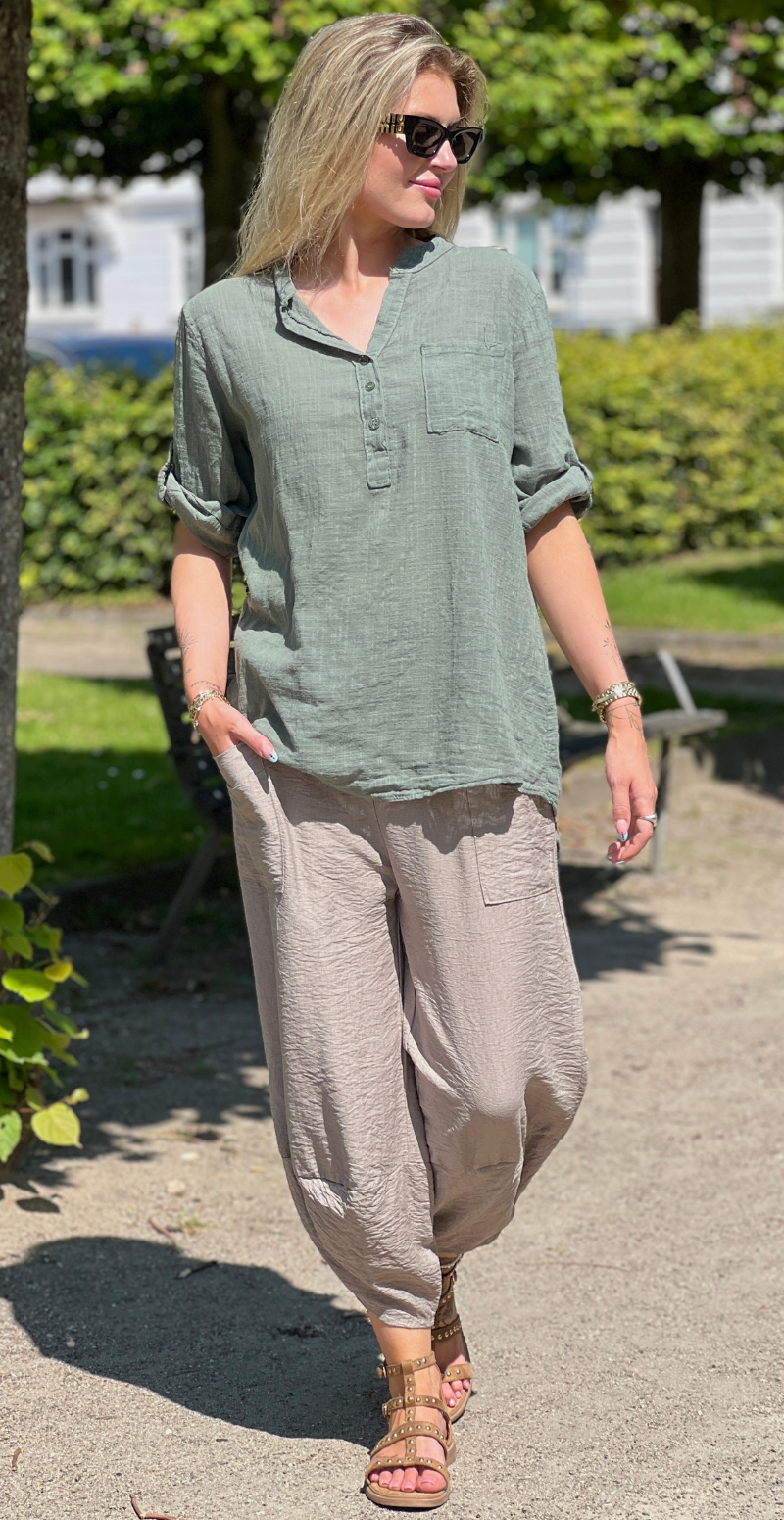 Karla ensfarvet hør bluse med stolpelukning khaki LikeLondon