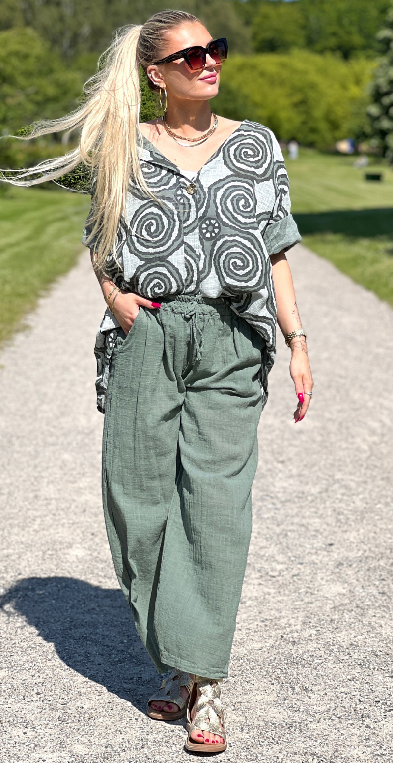 Elise ensfarvet buks khaki LikeLondon