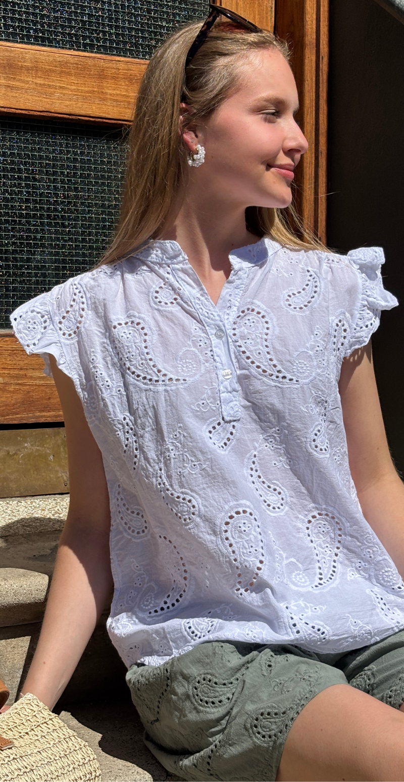 Isobel bluse med broderi anglaise og flæseærmer hvid LikeLondon