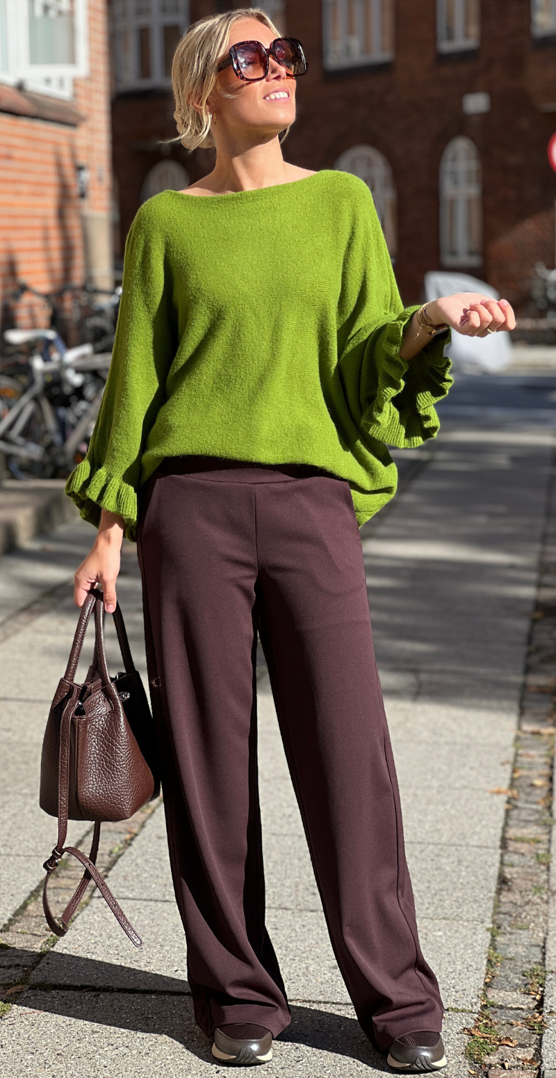 Louise strikbluse i baby alpaca med flæsedetaljer og 3/4 ærmer olive LikeLondon