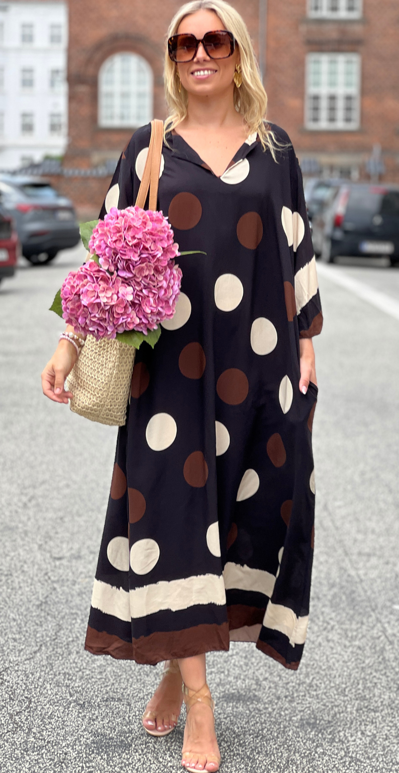 Effie lang kjole med store dots og lommer sort LikeLondon