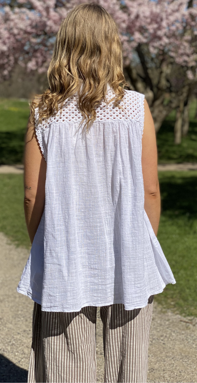 Rinda bluse uden ærmer med peplum og hæklede detaljer hvid LikeLondon