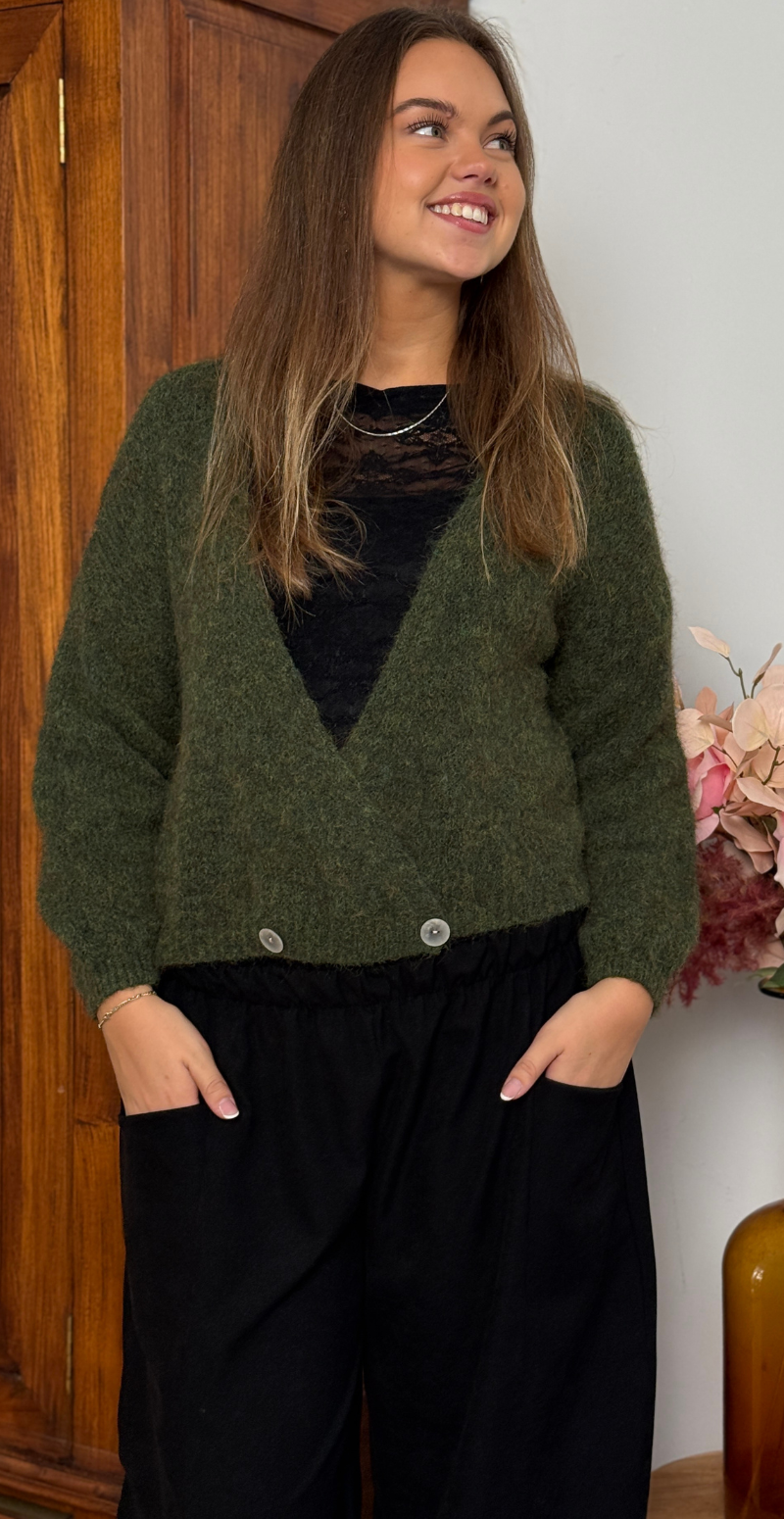 Kitty strikcardigan med wrapeffekt og knapper army LikeLondon