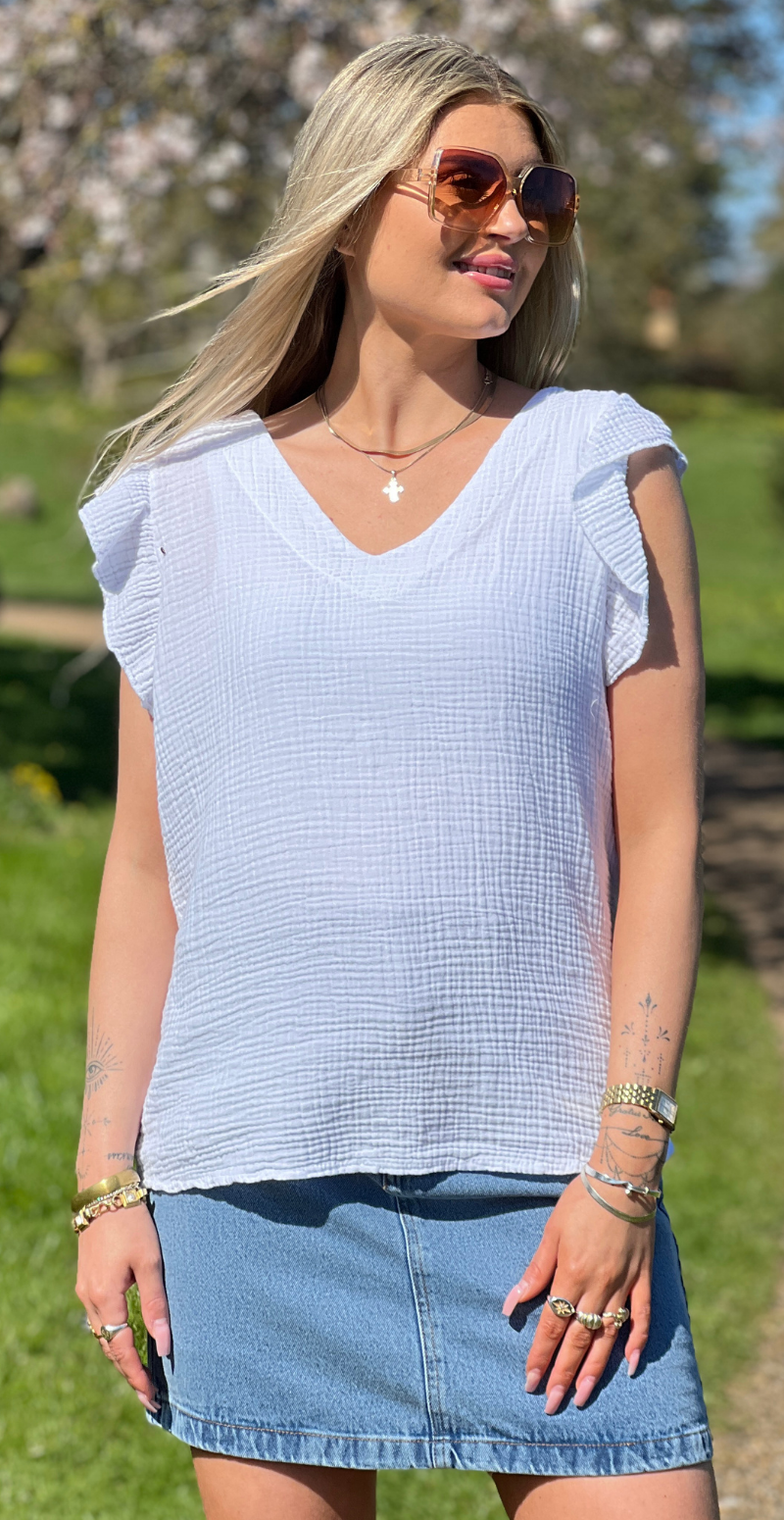 Hollie bluse med v-hals og flæsekant hvid LikeLondon
