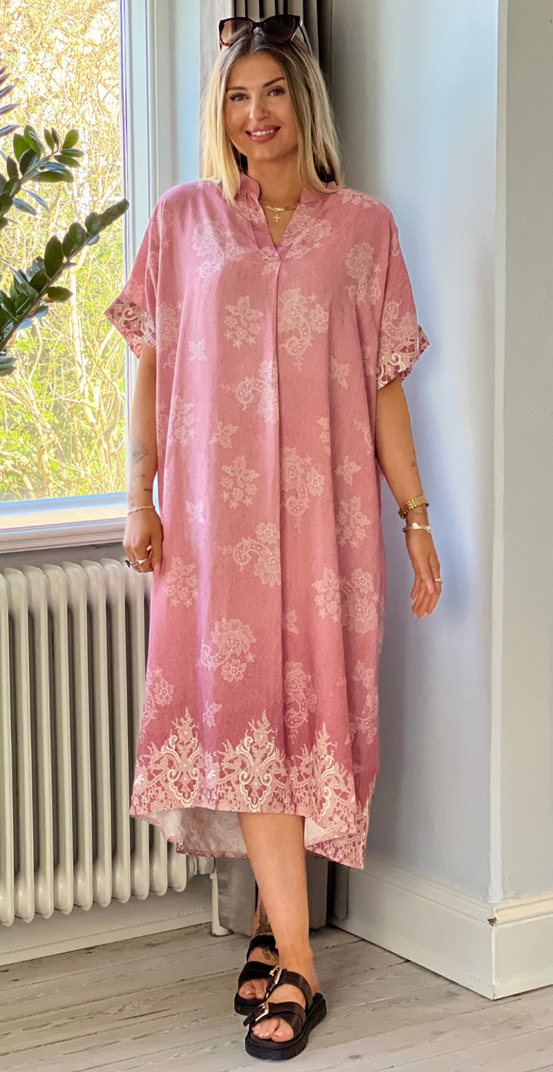 Mai kjole med blomsterprint og v-hals pink LikeLondon