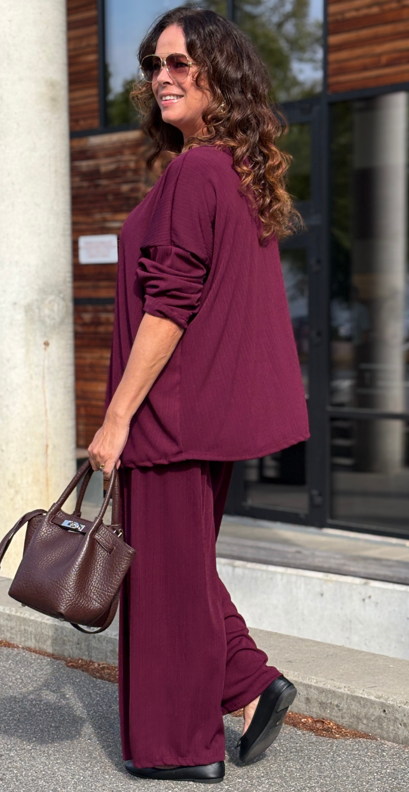 Tessie sæt med struktur og logo fortil bluse og bukser wine LikeLondon