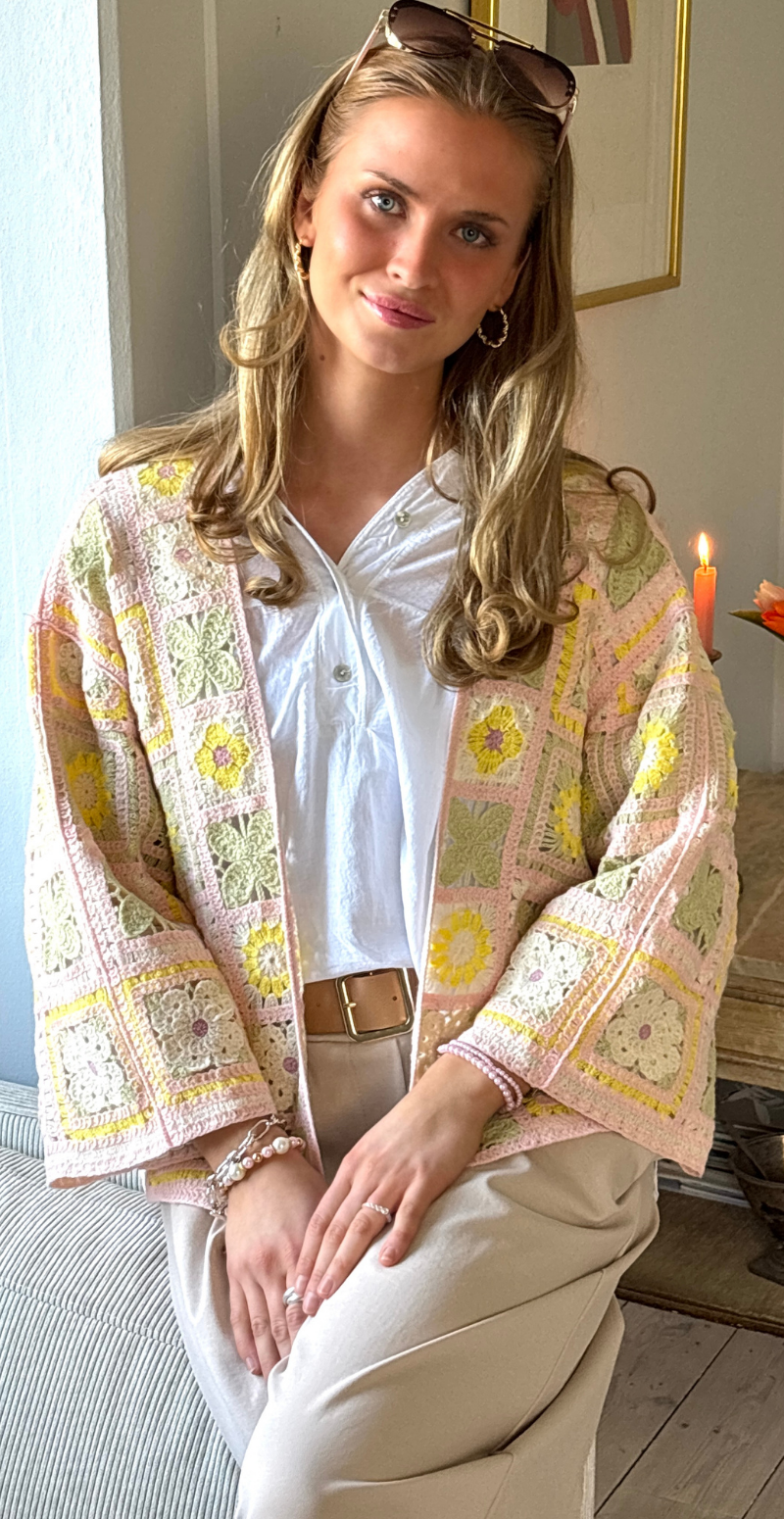 Alyssa hæklet cardigan med blomstermotiv rosa LikeLondon